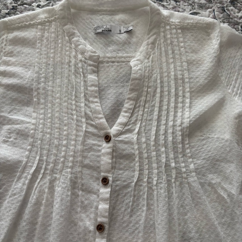 Prana Women's White Pleated Button-Up Blouse. Size Small saw - Picture 3 of 10